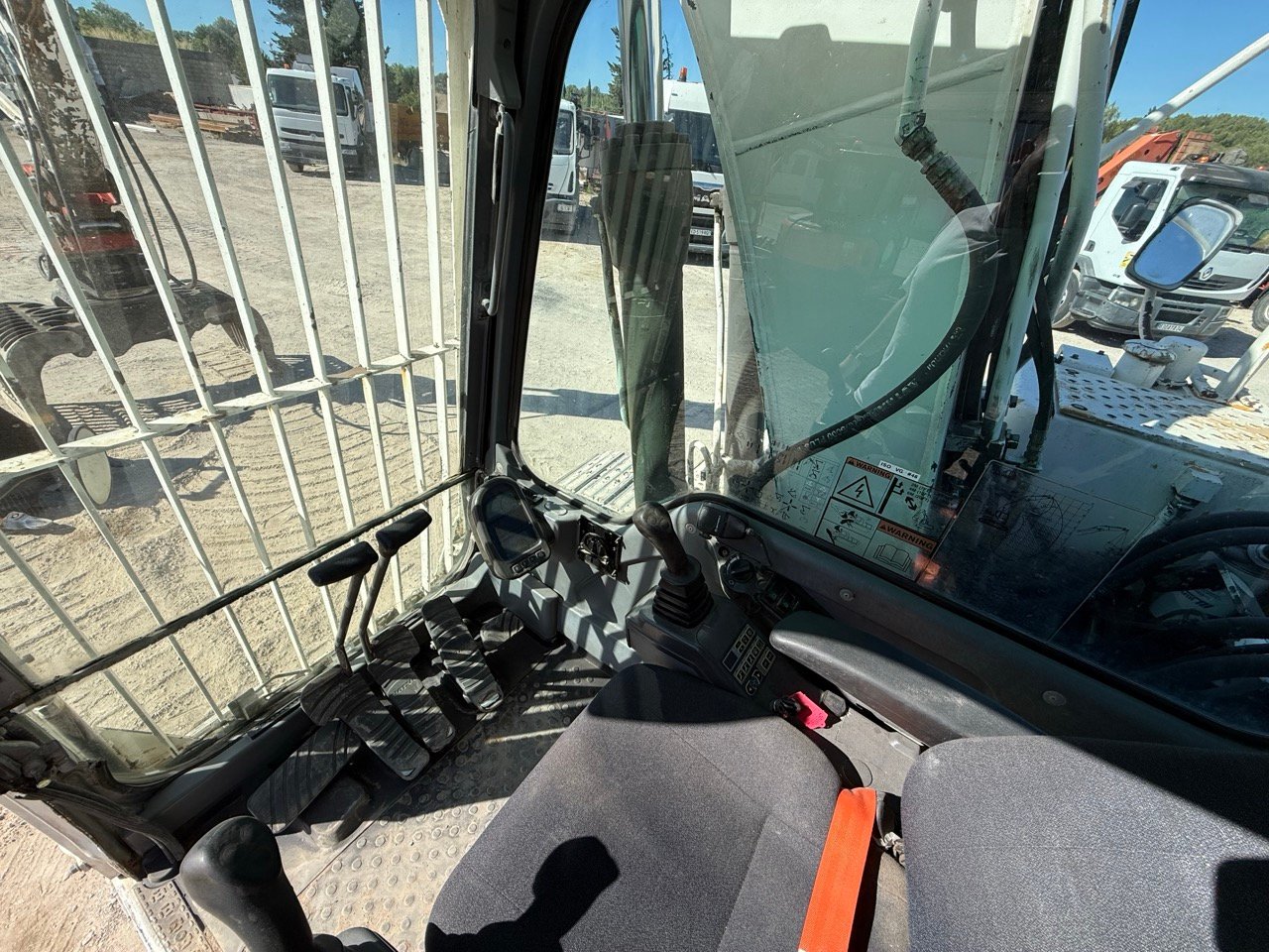 Volvo EC140BLC – Image 24